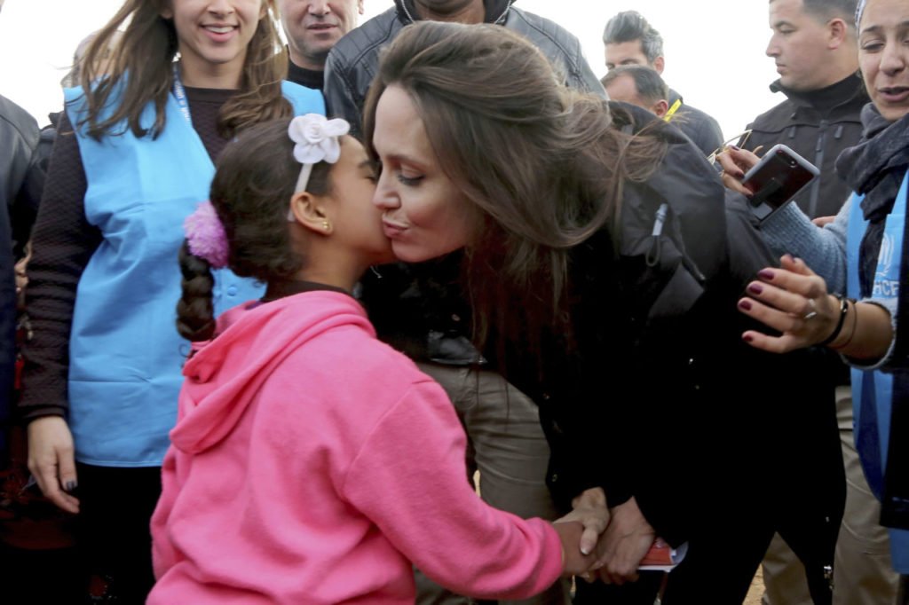 Анджелина Джоли с детьми посетила лагерь беженцев