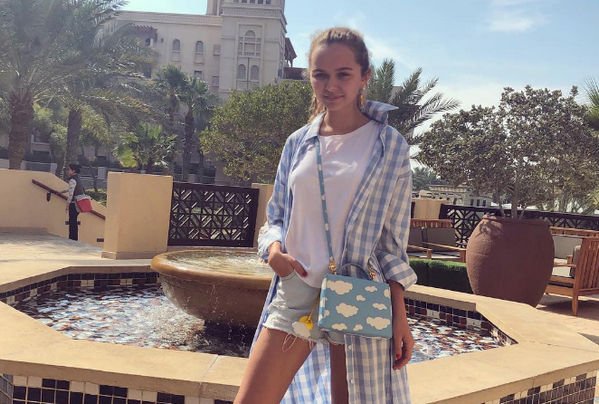 Стефания Маликова показала очередное дизайнерское платье на 18-летие