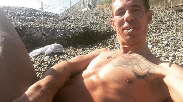Алексей Панин продолжает отдыхать на нудистском пляже