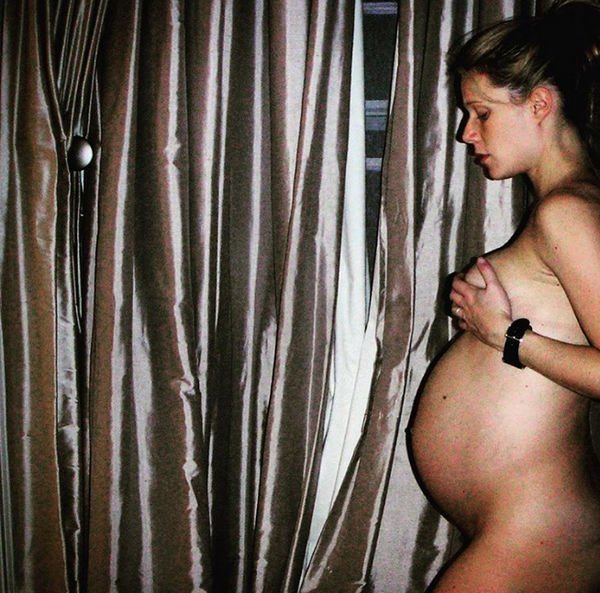 Гвинет Пэлтроу поделилась обнаженной беременной фотографией