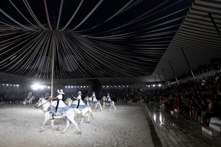 Пэрис Джексон покинула показ Dior из-за издевательств над лошадьми