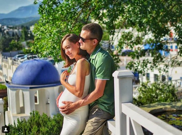 Беременная Мария Адоевцева с мужем наслаждается медовым месяцем