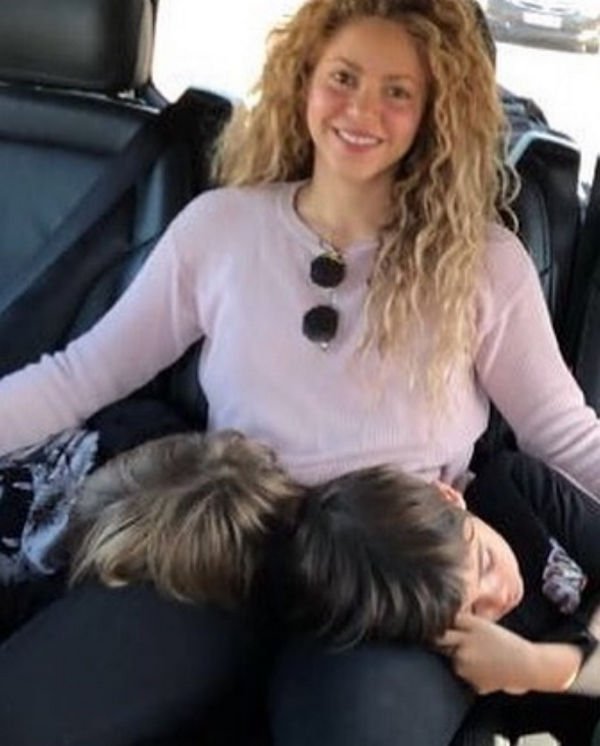 Шакира опубликовала фотографию с детьми без мэйк-апа