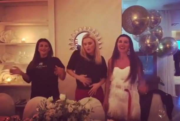 Анна Семенович, Анна Седокова и Жасмин порадовали гостей ресторана страстными танцами