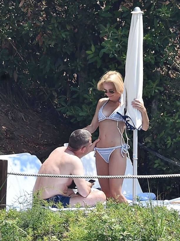 Возлюбленный Джиллиан Андерсон оттопырил трусики актрисы во время отдыха на пляже