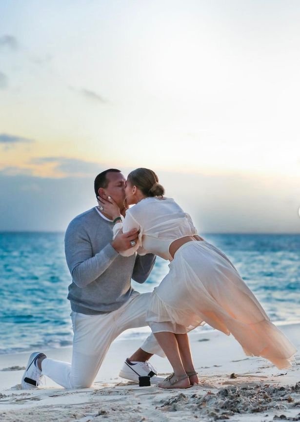 Тот самый момент: в сети появились фото помолвки Дженнифер Лопес и Алекса Родригеса