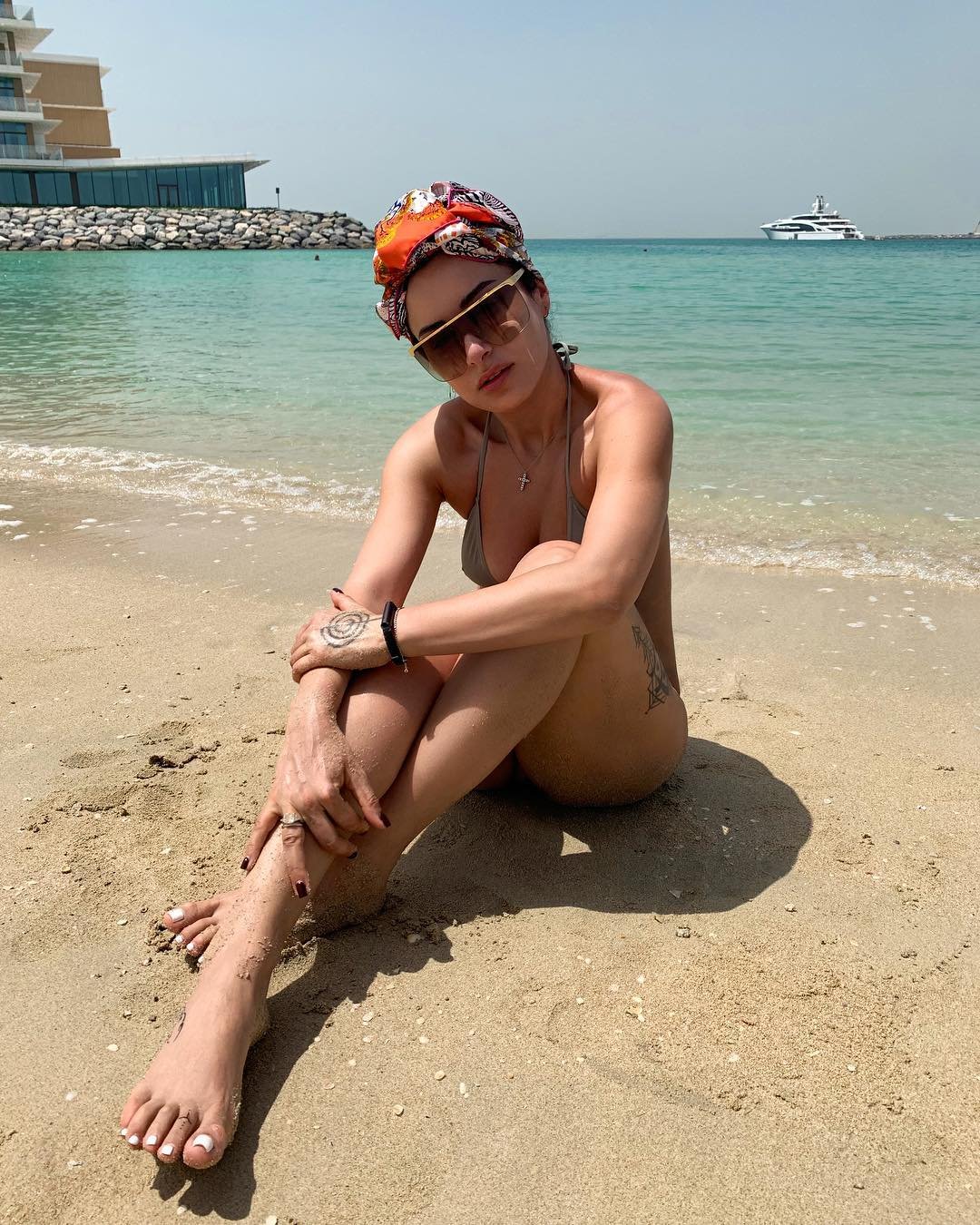 Тина Канделаки обновила блог пляжными фото в бикини