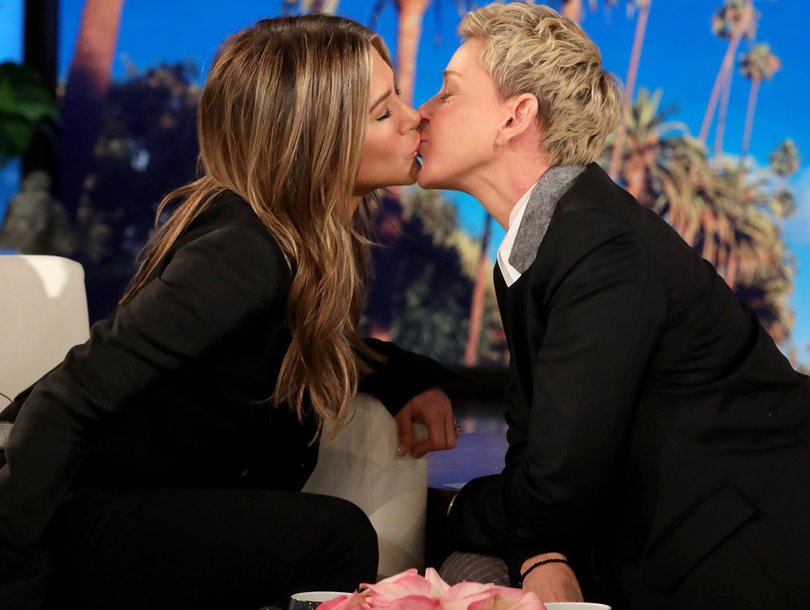 Дженнифер Энистон поцеловалась с телеведущей в эфире ток-шоу