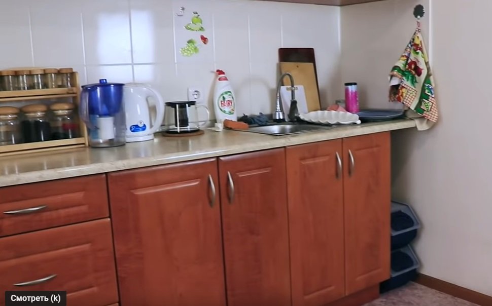 Из коричневого в синий: переделка и обновление кухни своими руками (видео)