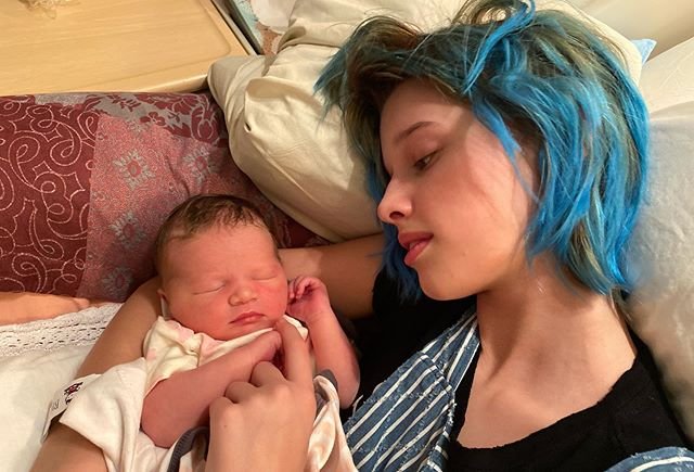 Милла Йовович призналась, что её новорожденная дочь борется с болезнью