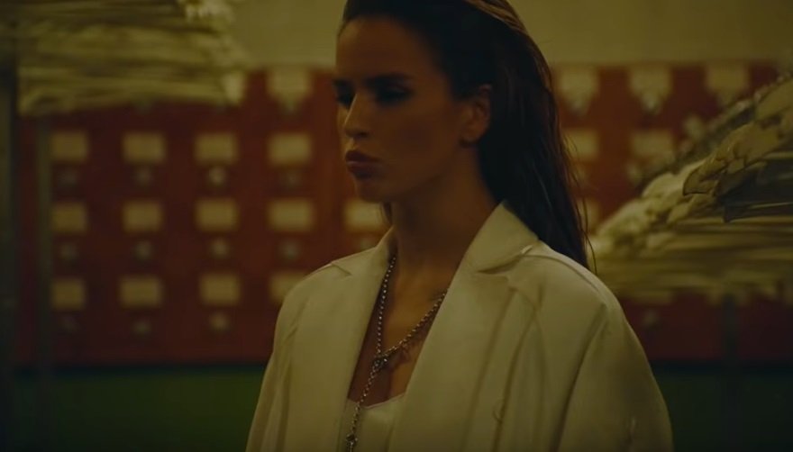 Певица Zivert появилась в клипе "Credo" без волос
