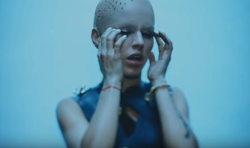 Певица Zivert появилась в клипе "Credo" без волос