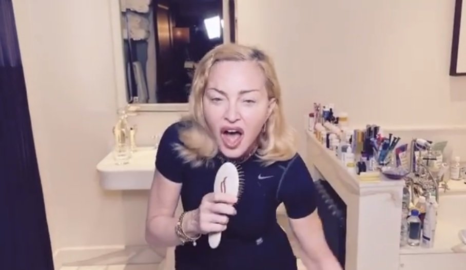 Голая Мадонна в ванной предложила поговорить о коронавирусе