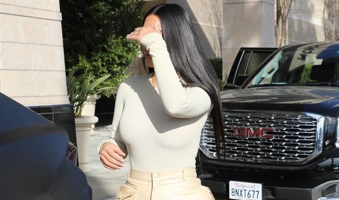 Ким Кардашьян в кожаных штанах с бахромой показала огромную "пятую точку"