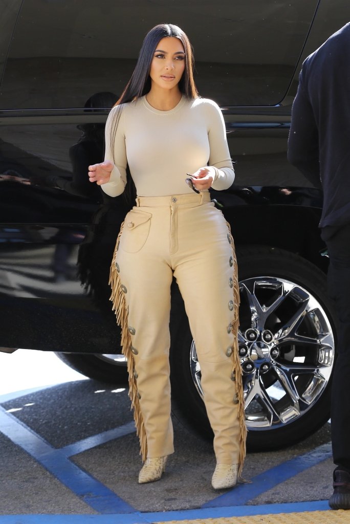 Ким Кардашьян в кожаных штанах с бахромой показала огромную "пятую точку"