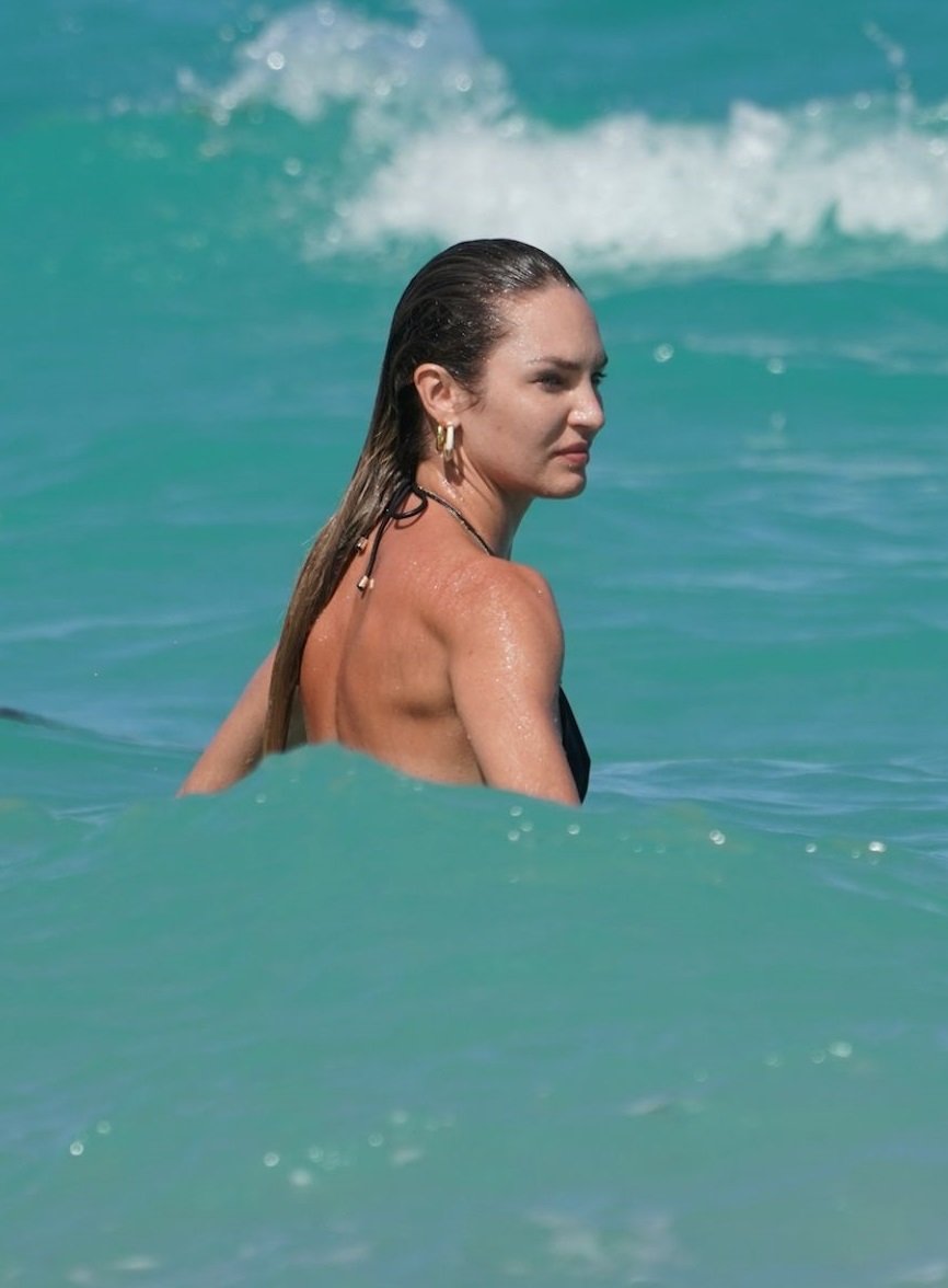 Кэндис Свейнпол показала интересную фигуру в бикини на пляже в Майями