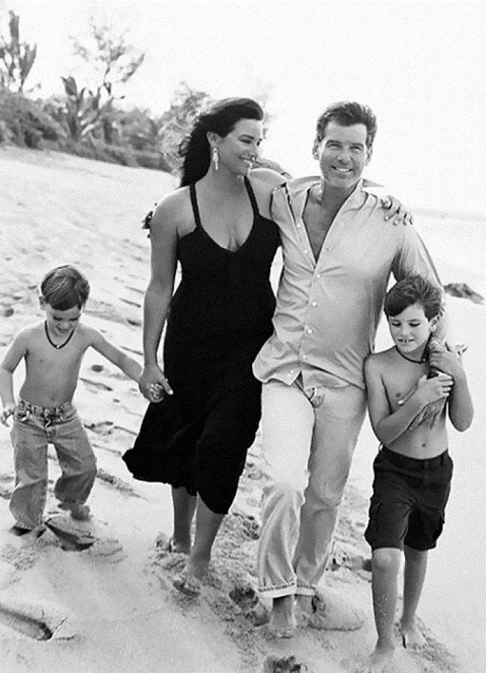 Папарацци сделали милые фото Пирса Броснана с женой на пляже 