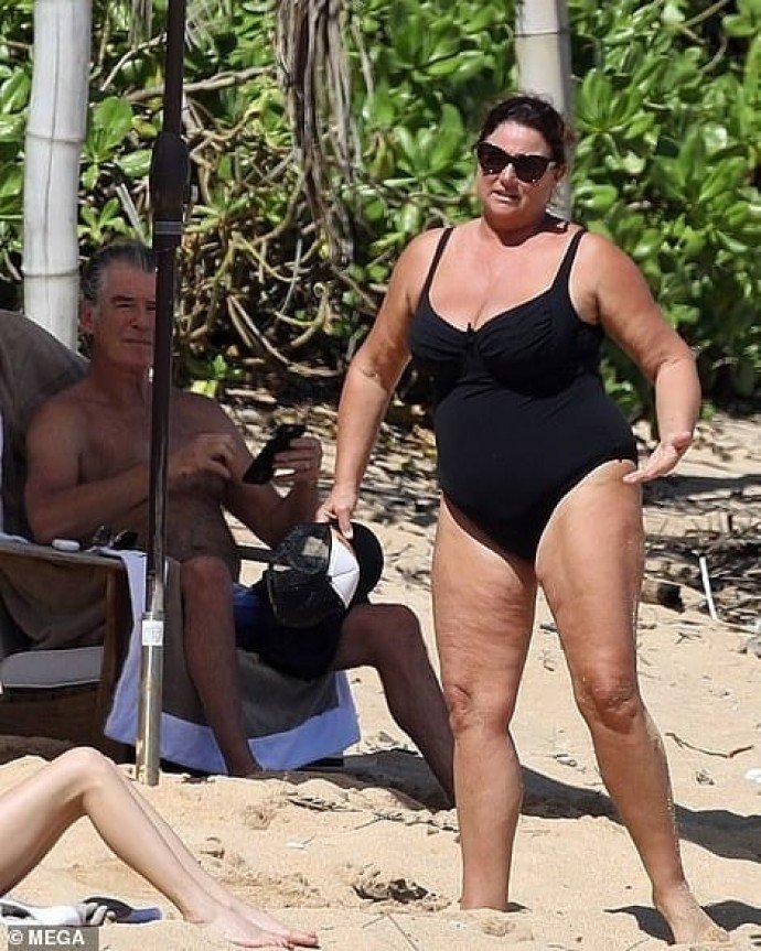 Папарацци сделали милые фото Пирса Броснана с женой на пляже 