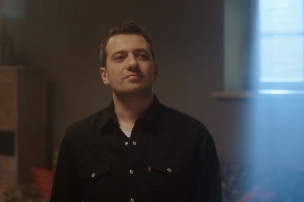 Саша Махов представил душевный клип на песню «Музыка дождливого дня»
