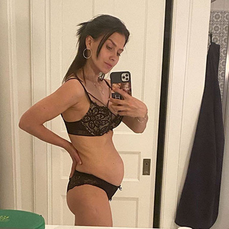 После двух выкидышей: жена Алека Болдуина показала беременный живот