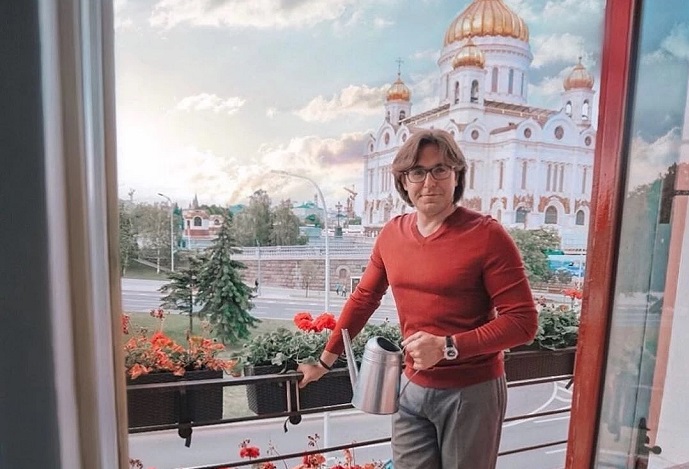 Андрей Малахов показал свою скромную холостяцкую квартирку за 140 000 000 рублей