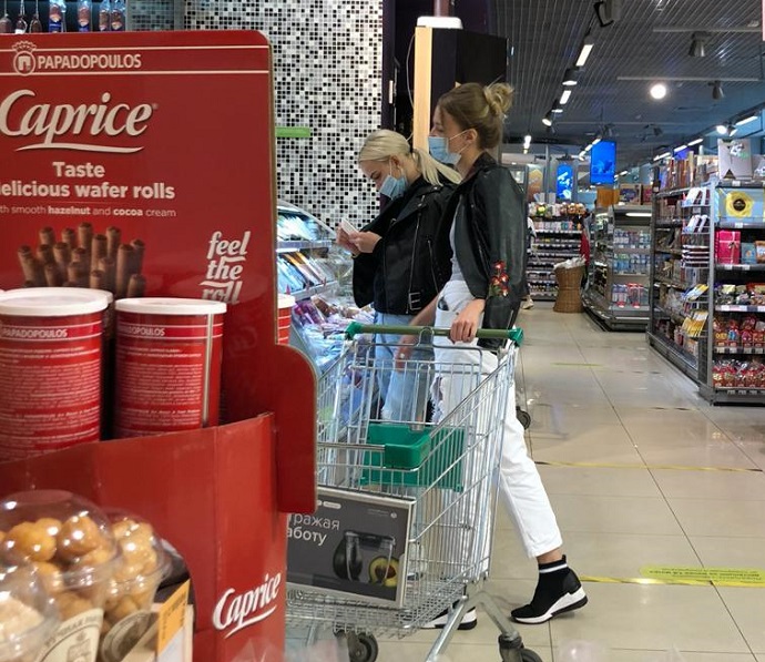 После приключений на вечеринке Диану Шурыгину и блогера Викторию Ляхоцкую застукали в супермаркете