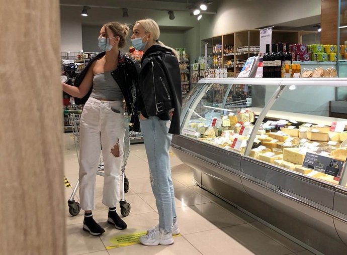 После приключений на вечеринке Диану Шурыгину и блогера Викторию Ляхоцкую застукали в супермаркете