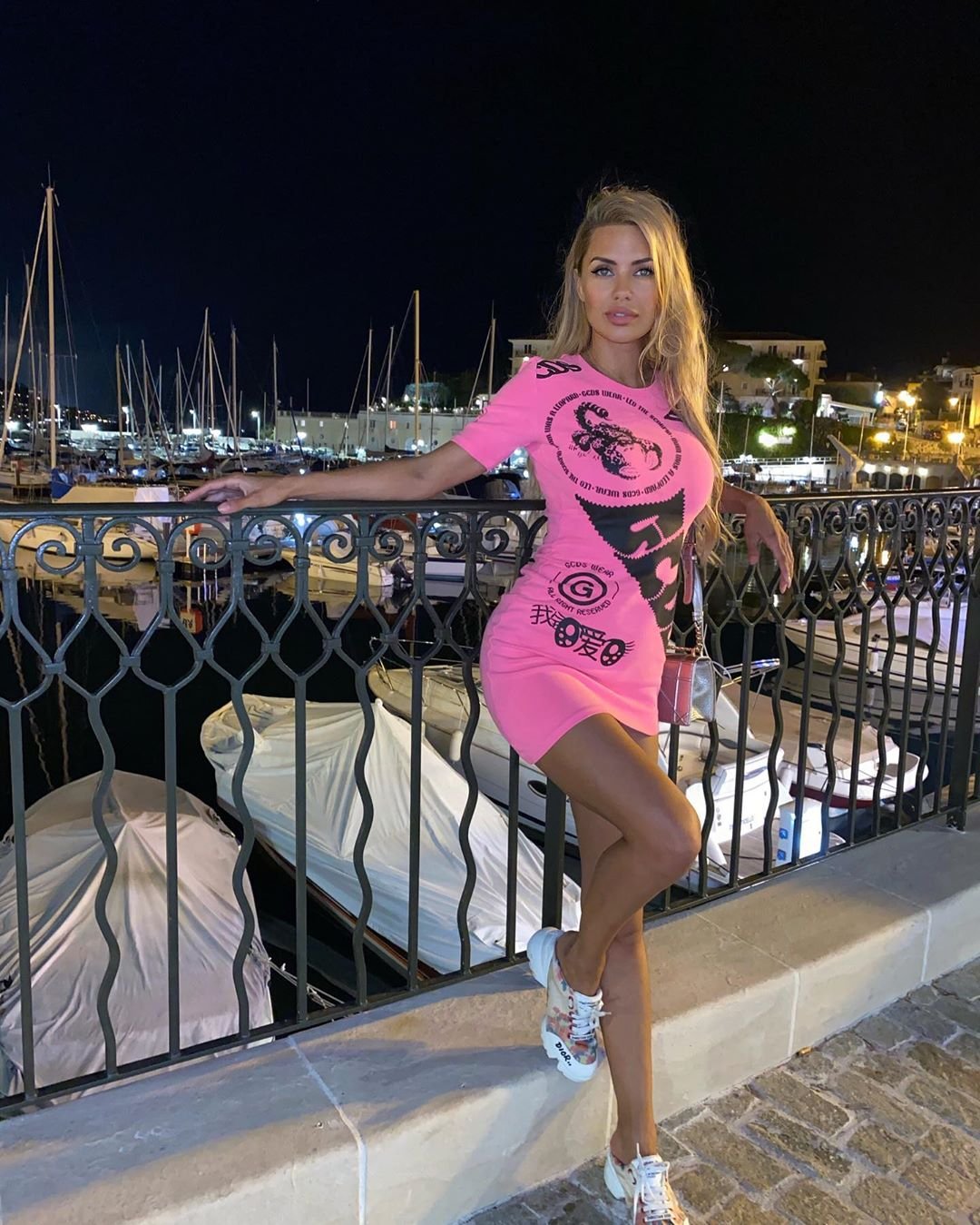 Виктория Боня с помощью розового платья подчеркнула стройность фигуры