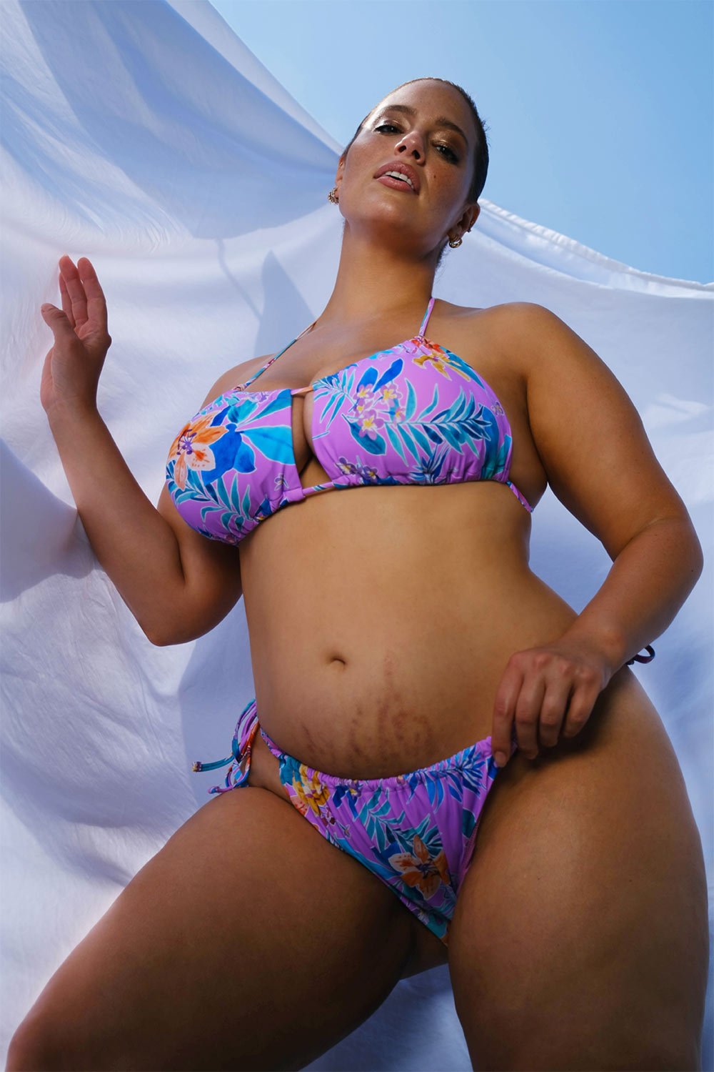 Спустя полгода после родов: Эшли Грэм позирует в рекламе купальников 