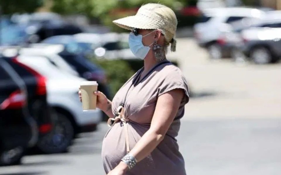 Беременная Кэти Перри прогуливается, используя средства защиты