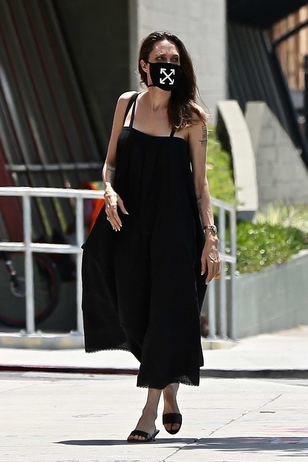 Анджелина Джоли в стильной маске прогулялась с сыном в Лос-Анджелесе