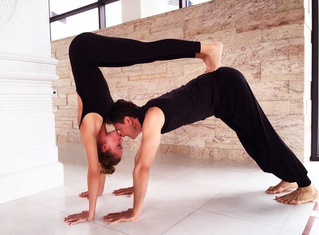 Наташа Ионова показала упражнение из йоги, растянувшись в оконной раме