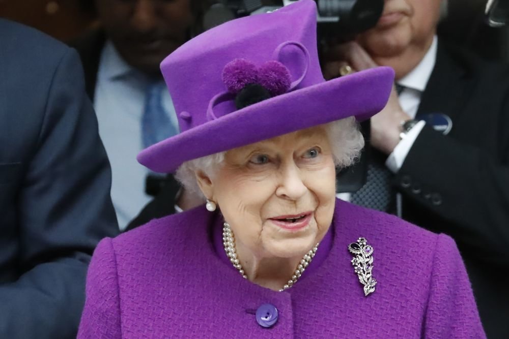 Королева Елизавета II подает в суд на дворецкого