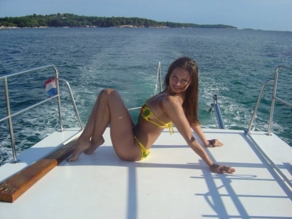 В Сети обсуждают архивные фото Алины Кабаевой в бикини на яхте