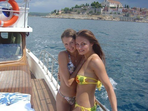 В Сети обсуждают архивные фото Алины Кабаевой в бикини на яхте