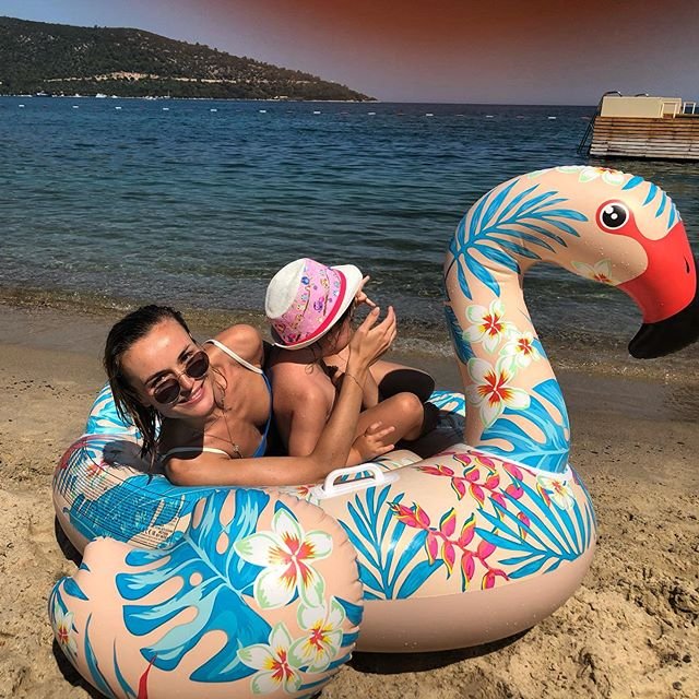 Полина Гагарина отдыхает на роскошной вилле вместе с дочерью