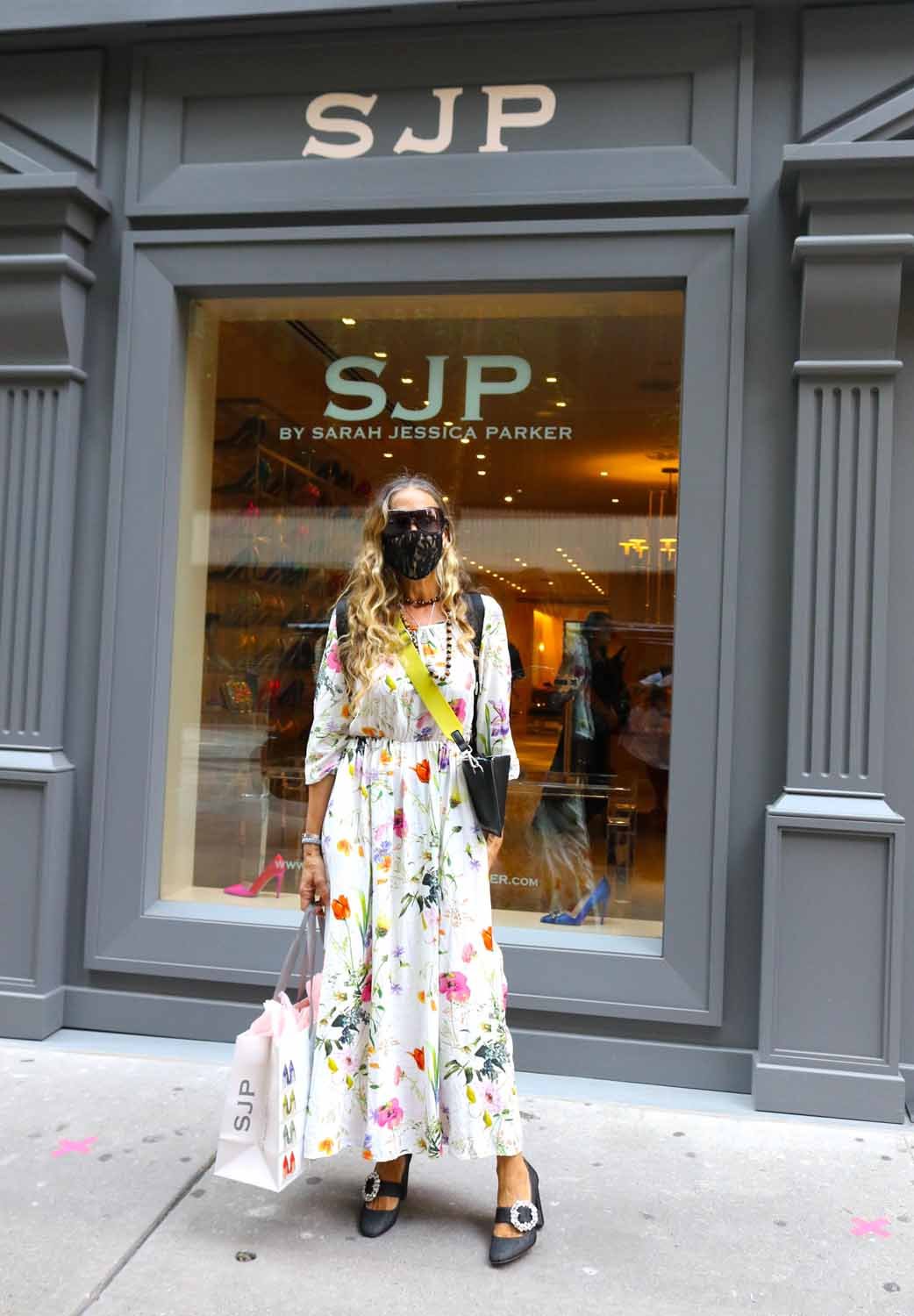 Маска и платье в цветочек: Сара Джессика Паркер поработала курьером в Нью-Йорке