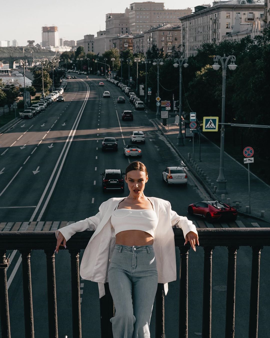 Алёна Водонаева подчеркнула красоту груди интересным белым топом