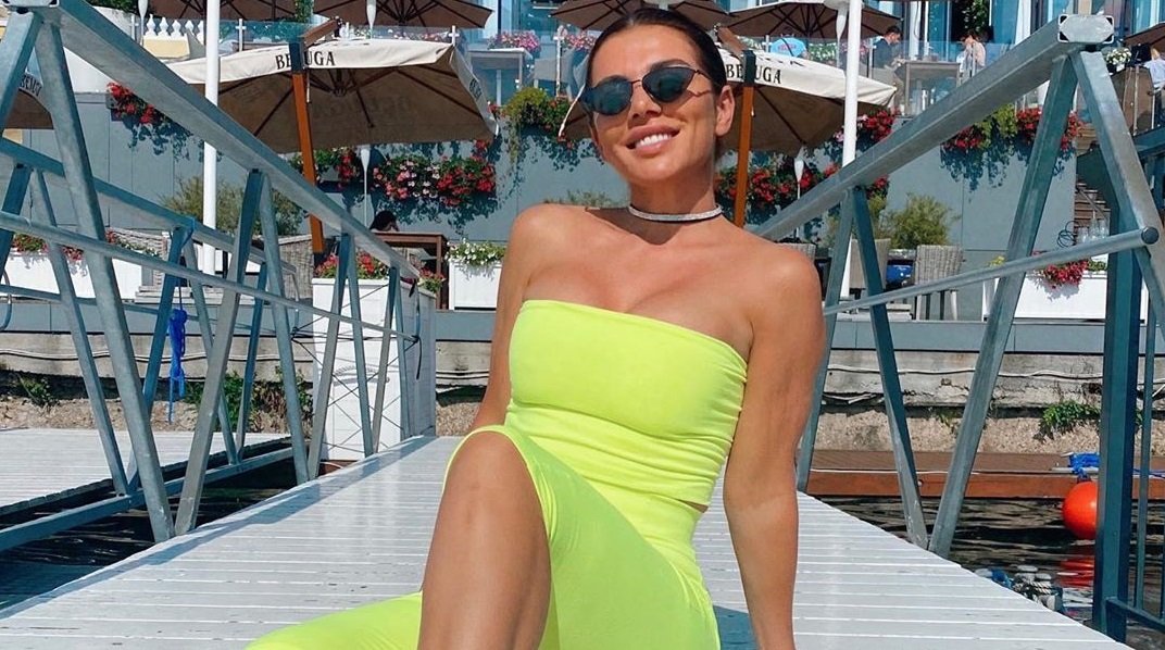 Анна Седокова поделилась "горячим" селфи во время отдыха под солнем