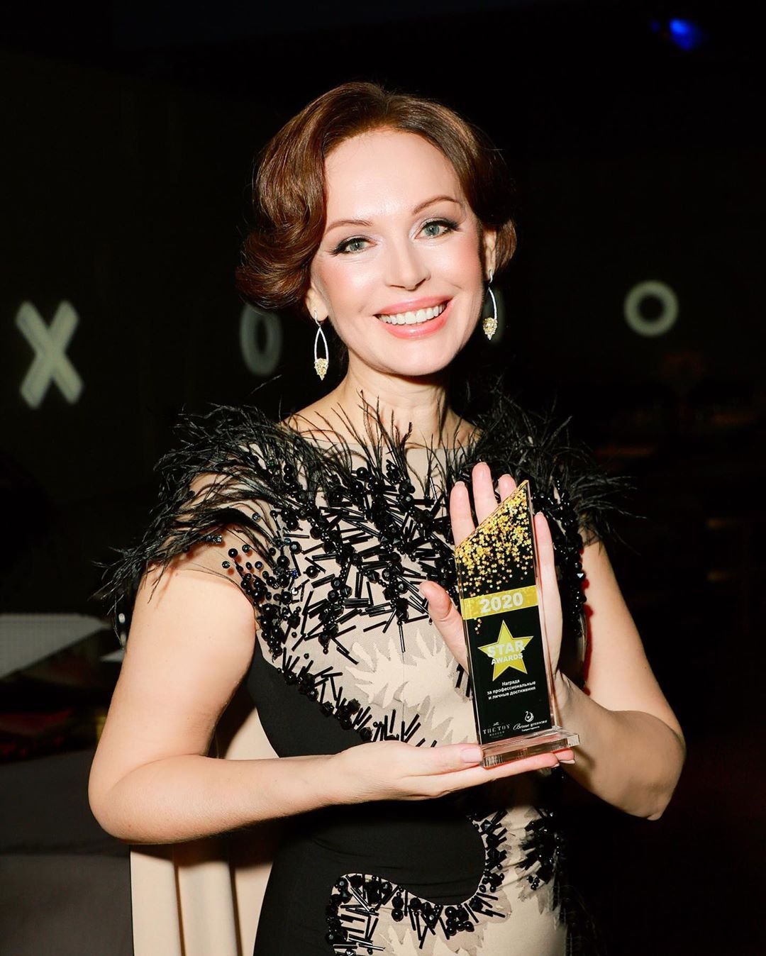 Ирина Безрукова пришла на премию STAR AWARDS в эффектном платье с перьями