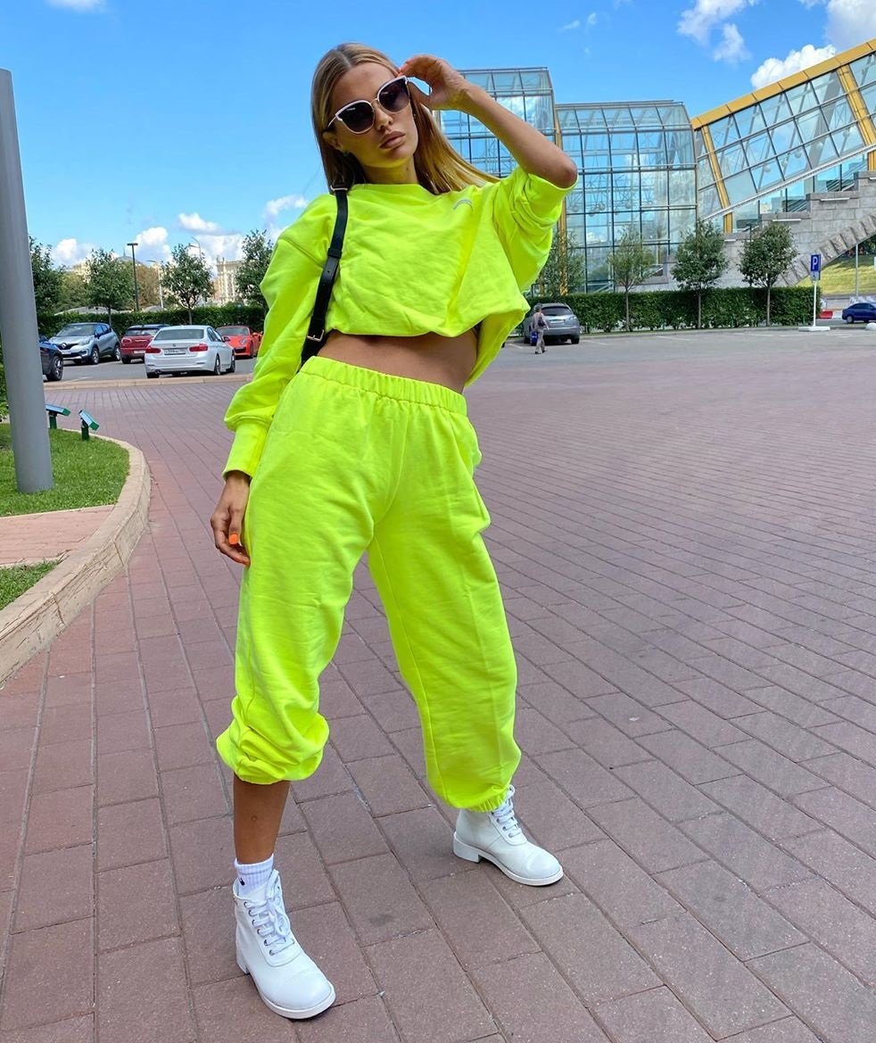 Виктория Боня отправилась на прогулку по Москве в костюме кислотного цвета