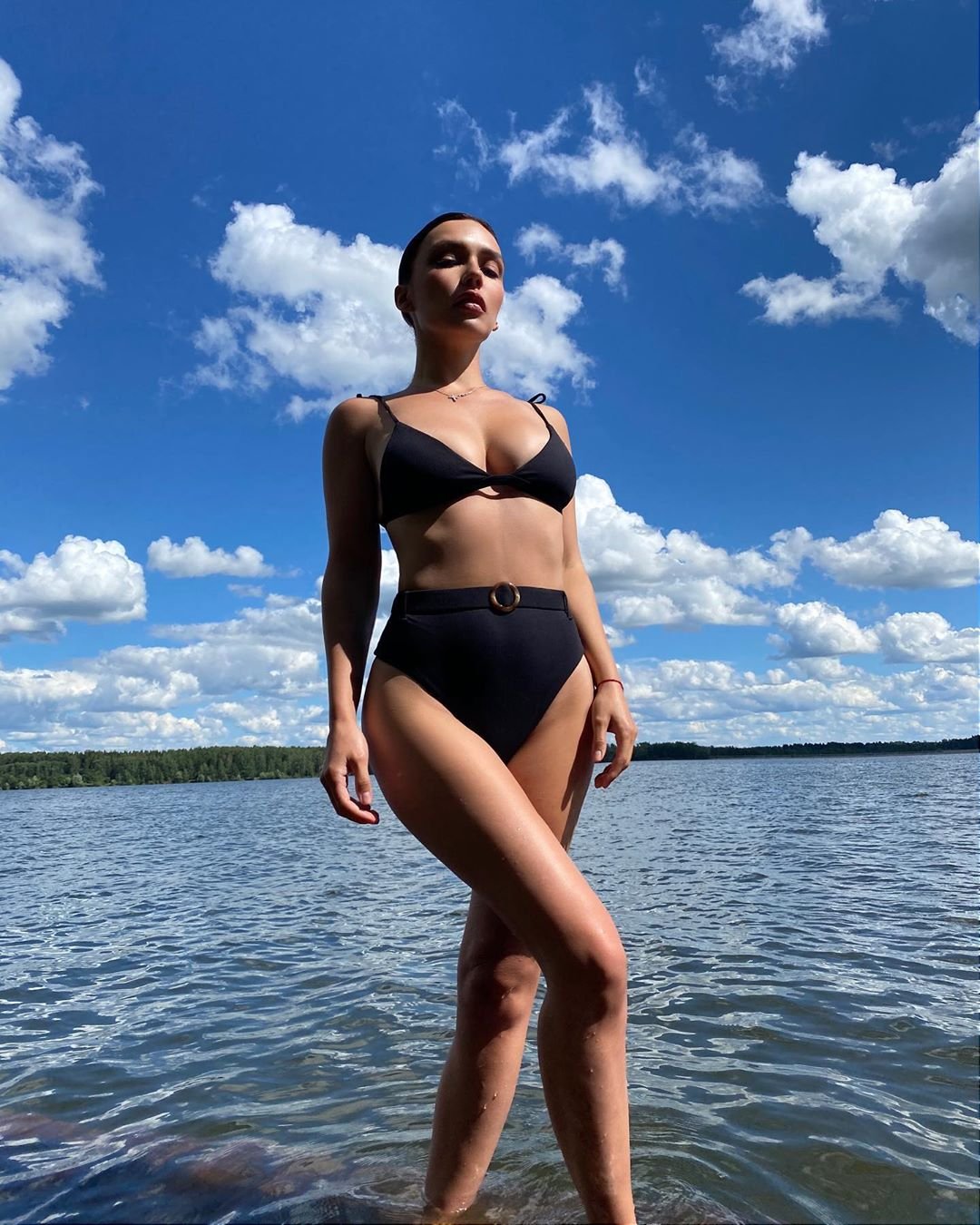Ольга Серябкина поделилась пляжной фотосессией за день до премьеры песни "Не стыдно"