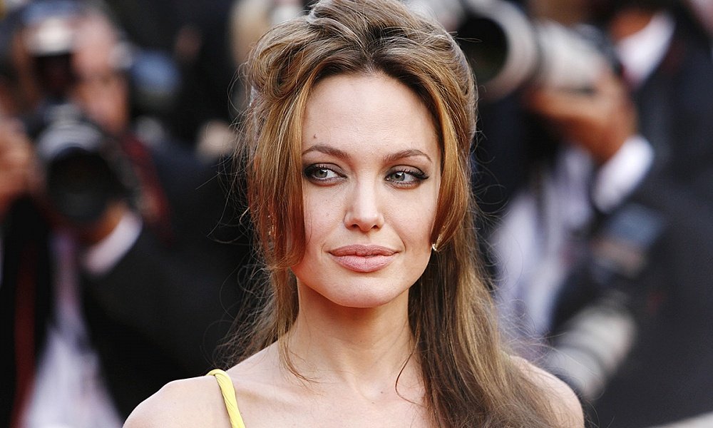 Анджелина Джоли планирует переехать в Великобританию
