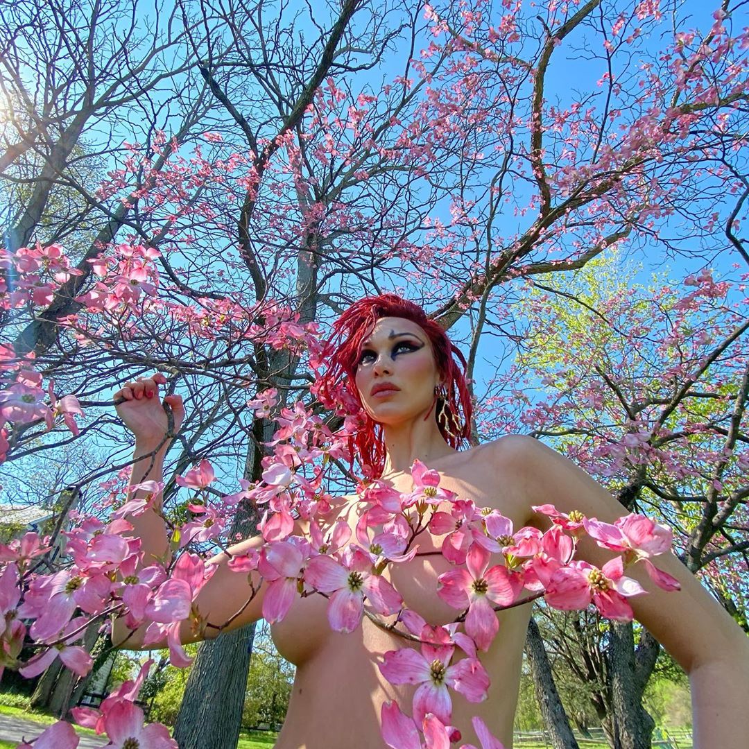 Белла Хадид снялась полностью обнажённой на фоне цветущих деревьев