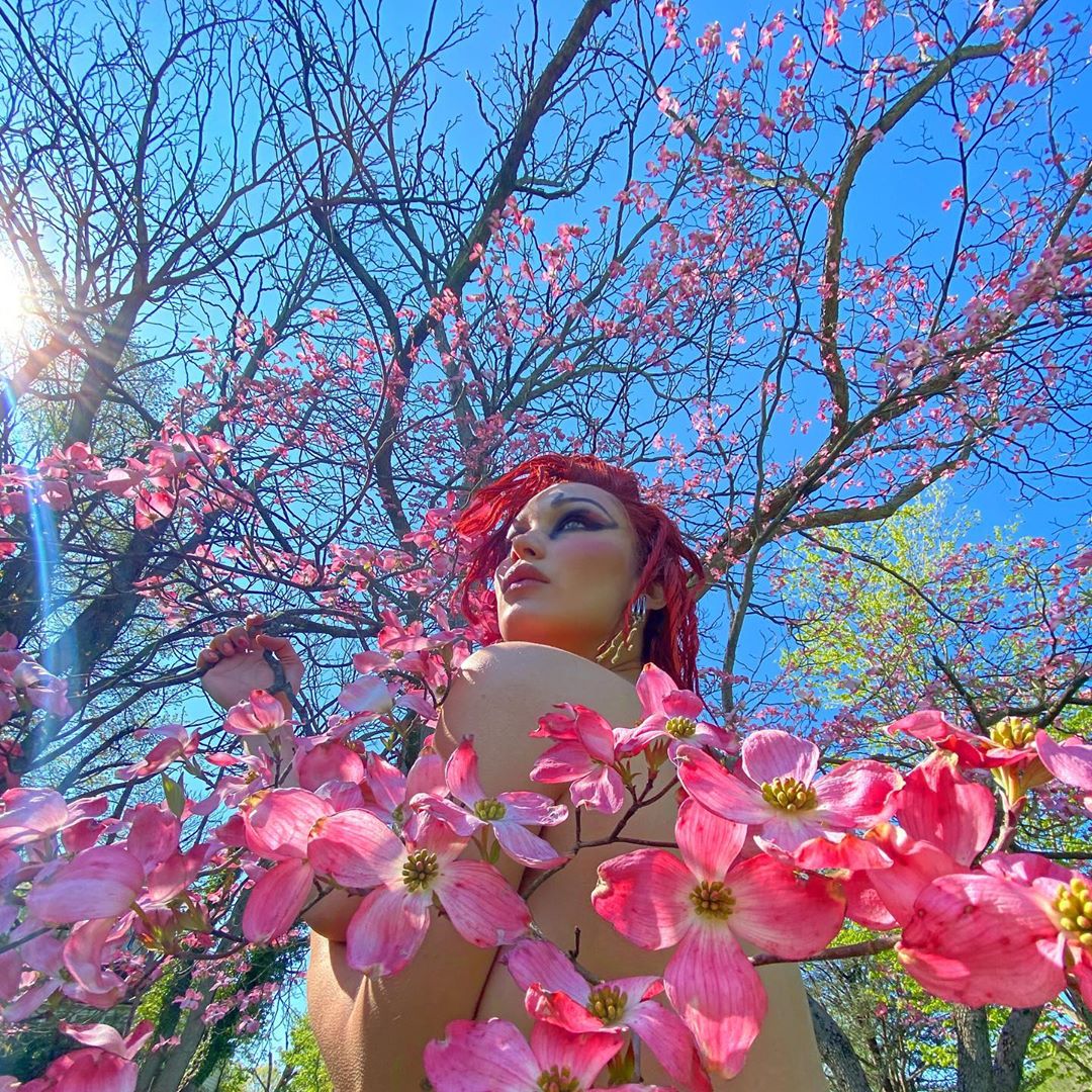 Белла Хадид снялась полностью обнажённой на фоне цветущих деревьев