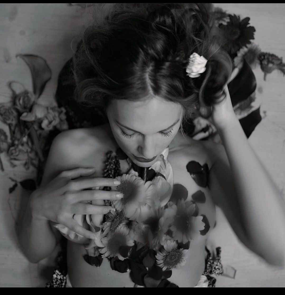 Мерьем Узерли неприятно удивила своих подписчиков снимком в лепестках роз