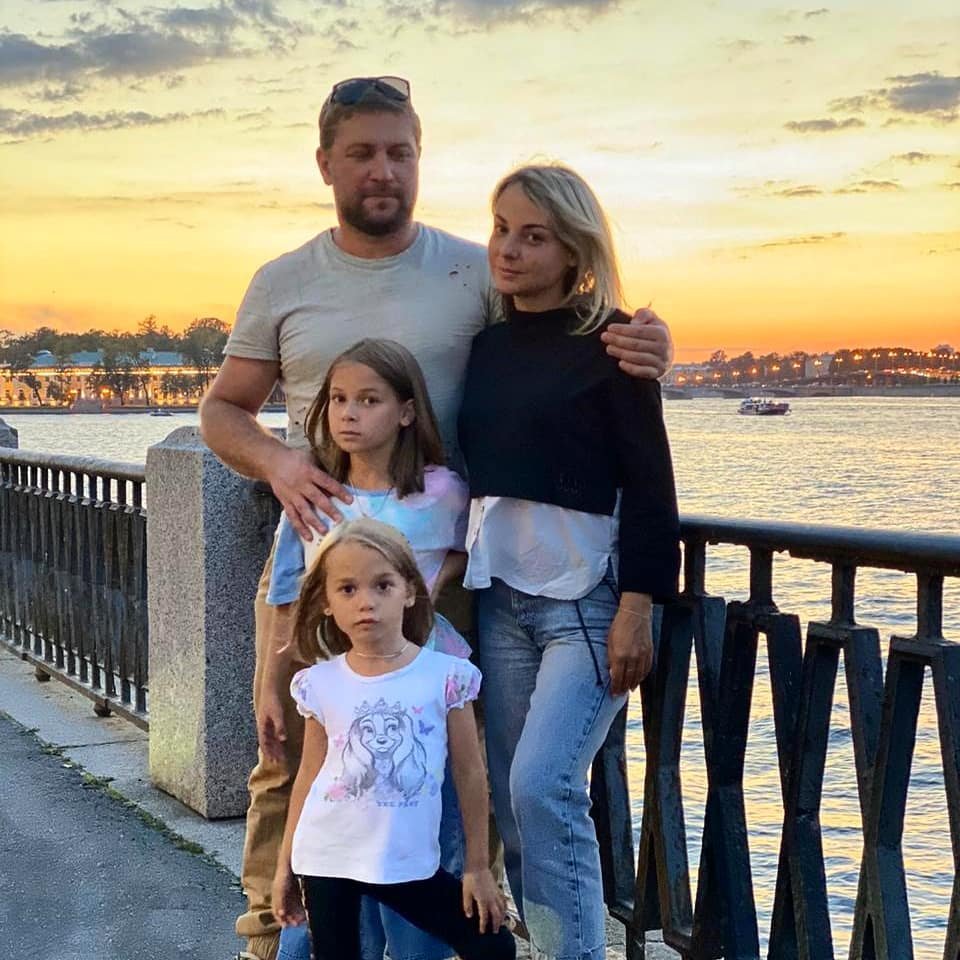 Дарья Сагалова вместе с мужем и детьми отправилась в Санкт-Петербург