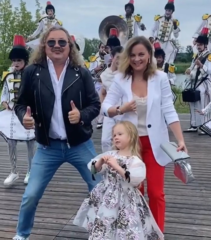 60-летний Игорь Николаев устроил энергичные танцы на детском празднике