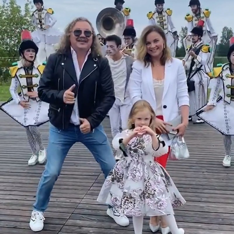 60-летний Игорь Николаев устроил энергичные танцы на детском празднике