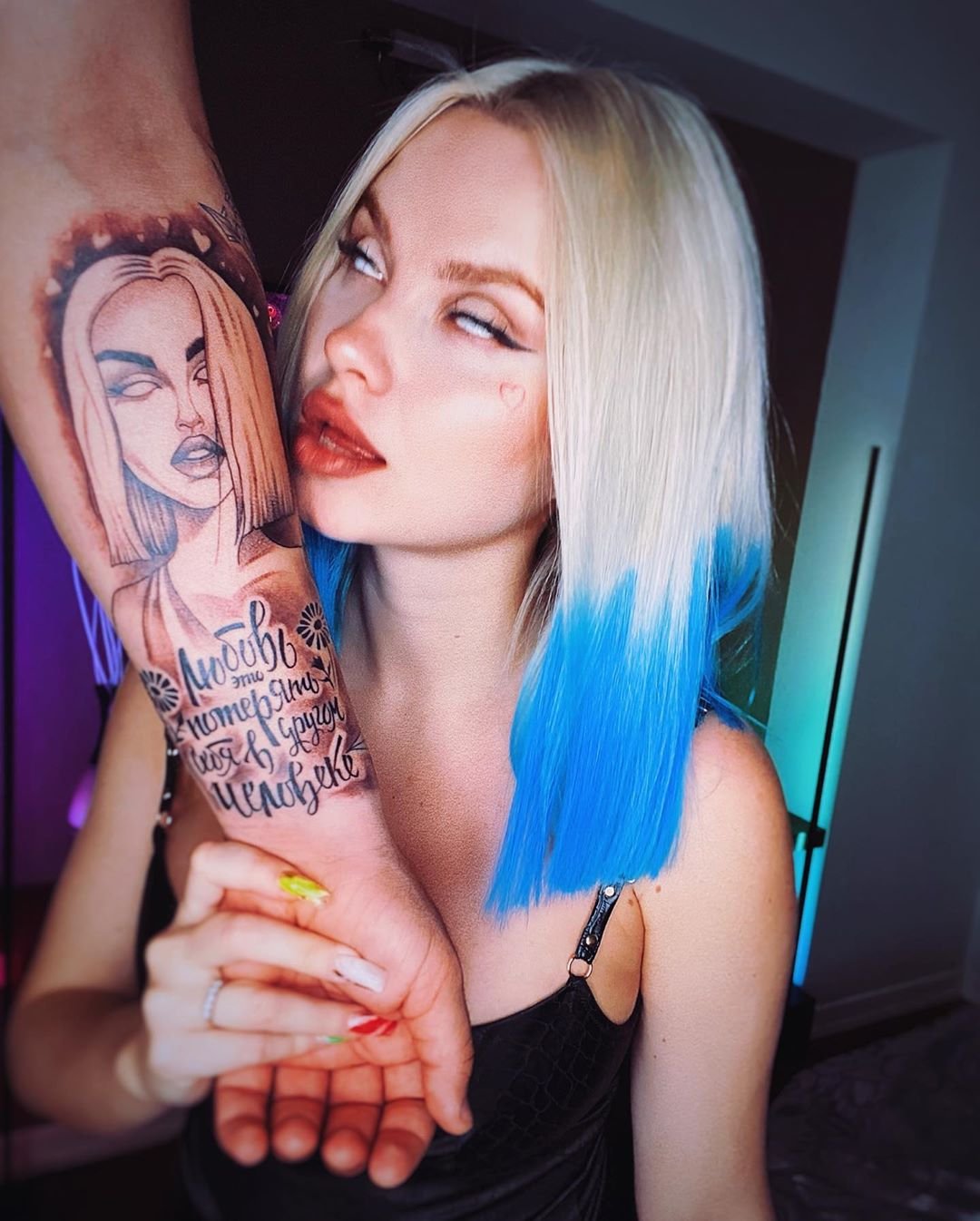 Виктор Поплеев из группы RASA сделал огромную татуировку с лицом Даши Шейк